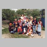 111-1258 Die Kinder des Heimes freuen sich ueber die neuen Puppen und andere Spielsachen.JPG